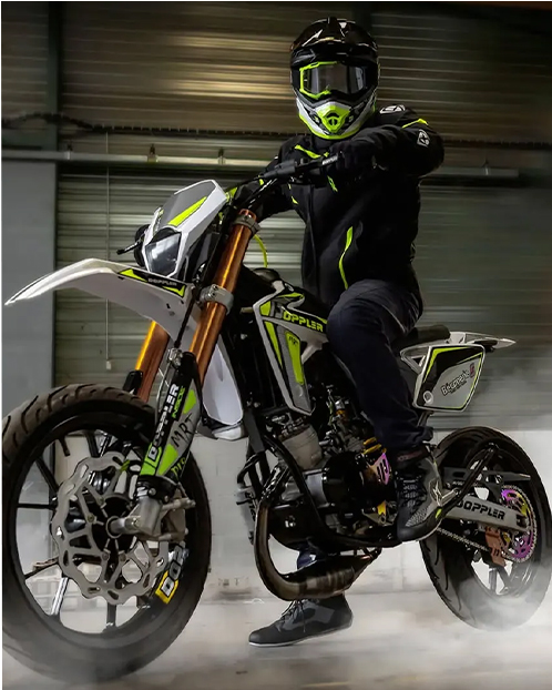 Moto mécaboîte sur piste